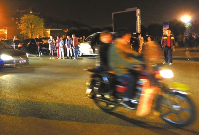 3月30日凌晨，地震發(fā)生后，秭歸縣城一些居民聚集到開闊的廣場(chǎng)上。新華社發(fā)