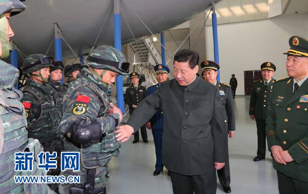 這是習近平同特戰(zhàn)隊員親切交談，詳細詢問他們的教學訓練和生活情況。