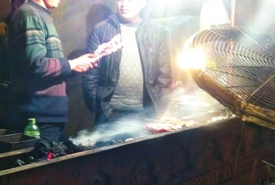 露天燒烤整夜煙熏火燎，路邊居民苦不堪言。