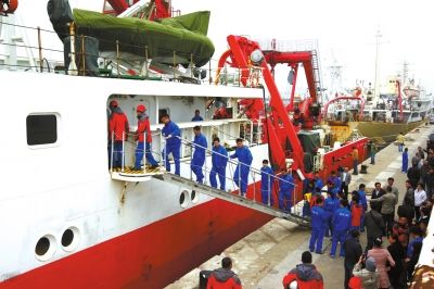  4月8日，“科學(xué)號(hào)”科學(xué)考察船從青島市中苑碼頭啟航，赴沖繩海槽區(qū)域進(jìn)行科學(xué)考察。圖/CFP