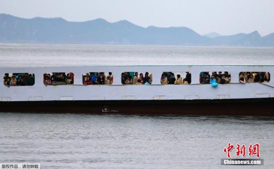 　4月17日清晨，失蹤者家屬乘坐渡輪前往事故現(xiàn)場(chǎng)。