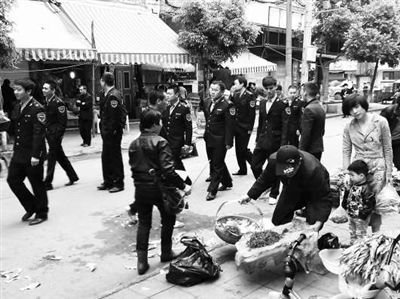 昨日例行檢查的城管全部身著制服 昨日例行檢查的城管全部身著制服