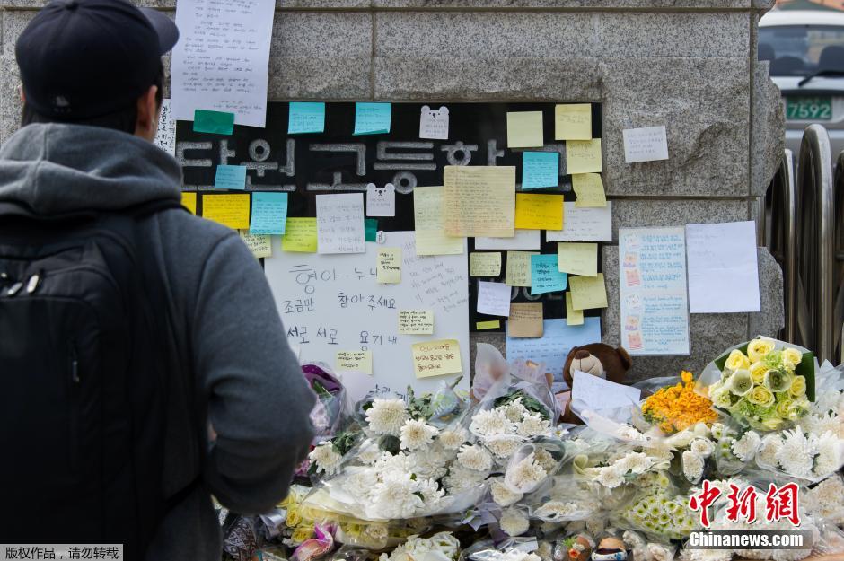 當(dāng)?shù)貢r間2014年4月21日，韓國安山，民眾持續(xù)為沉沒客輪失蹤乘客祈禱。