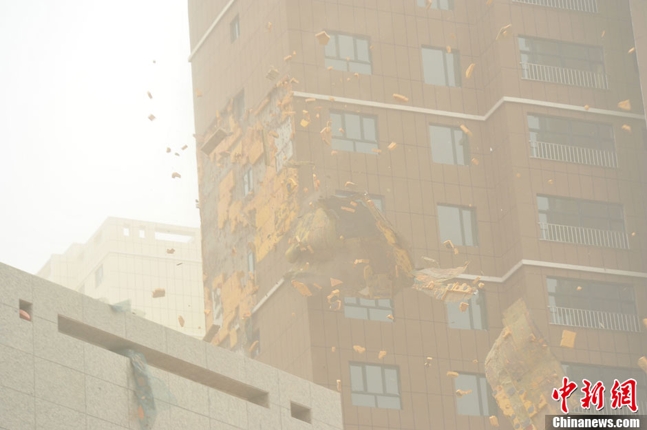 4月23日，受強冷空氣影響，新疆哈密出現(xiàn)出現(xiàn)強沙塵和降溫天氣，部分路段能見度不足50米