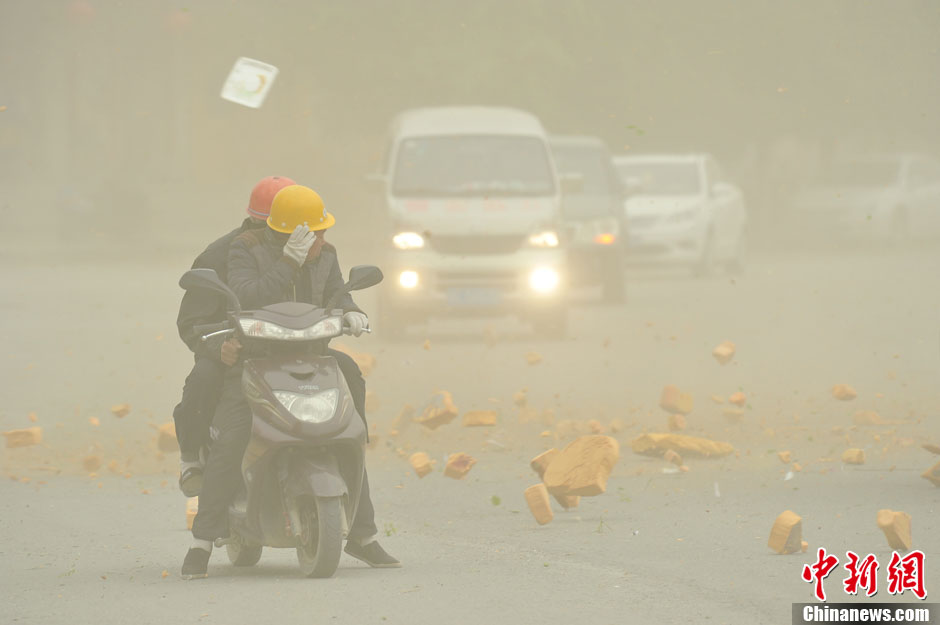 4月23日，受強冷空氣影響，新疆哈密出現(xiàn)出現(xiàn)強沙塵和降溫天氣