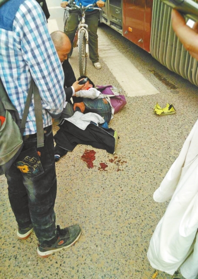 鄭州接連兩天2男童被公交車撞傷 交警提醒:遠(yuǎn)離大型車 鄭州接連兩天2男童被公交車撞傷 交警提醒:遠(yuǎn)離大型車