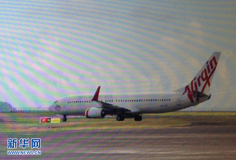 4月25日，迫降的澳大利亞維珍航空公司客機停在印度尼西亞巴厘島登巴薩機場（透過飛機舷窗拍攝）。