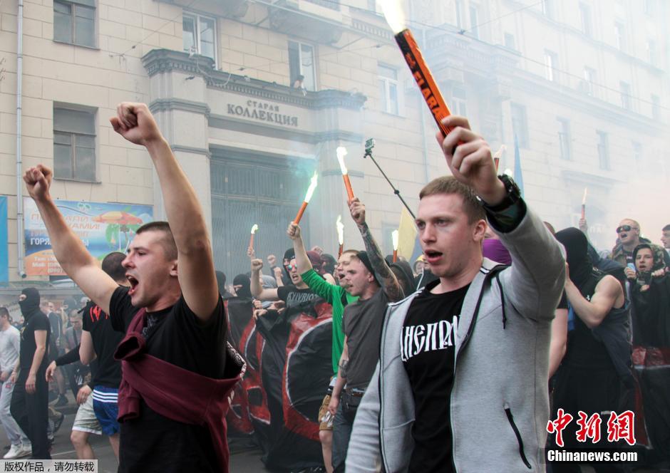 當?shù)貢r間4月28日，烏克蘭哈爾科夫，親歐民眾和親俄民眾在街頭示威時發(fā)生大規(guī)模沖突。