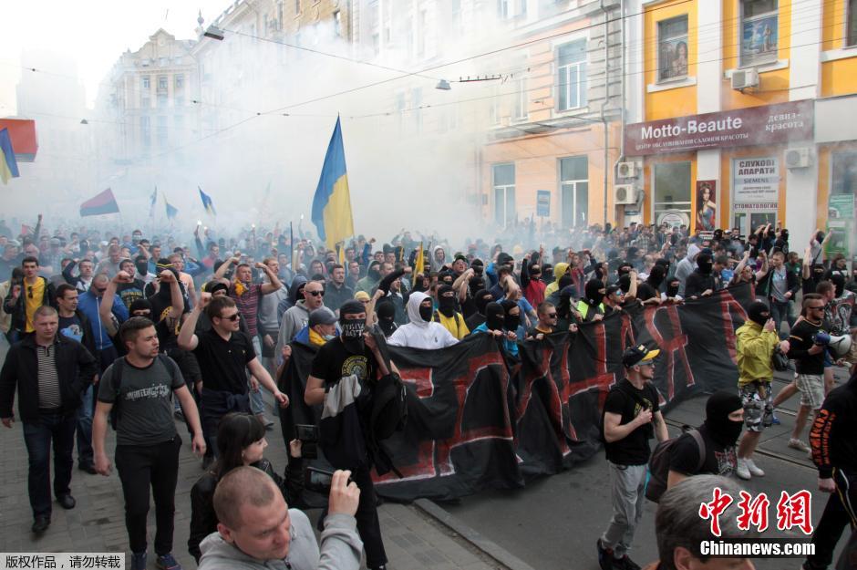 當?shù)貢r間4月28日，烏克蘭哈爾科夫，親歐民眾和親俄民眾在街頭示威時發(fā)生大規(guī)模沖突。