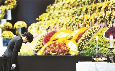 4月29日，韓國(guó)總統(tǒng)樸槿惠為“歲月”號(hào)沉沒(méi)客輪死難者默哀圖片/IC