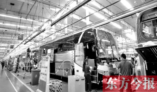 隨著能源和環(huán)保的壓力加大，跟隨國家的產業(yè)風向標，河南汽車產業(yè)也大力發(fā)展電動汽車，力求“彎道超車”。