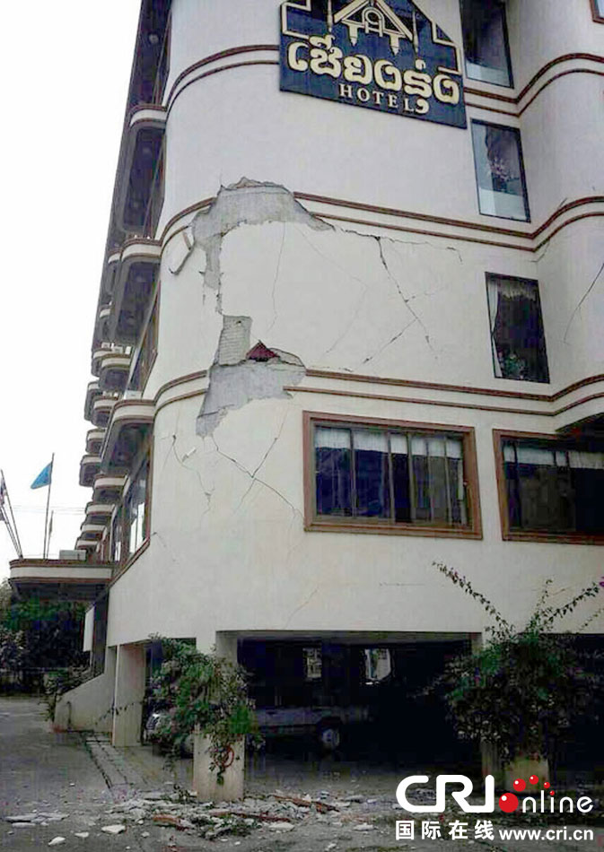 　當?shù)貢r間2014年5月5日，泰國清萊，一棟酒店大樓墻皮脫落。 圖片來源：東方IC