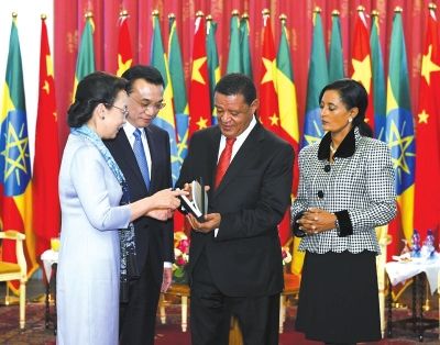 李克強(qiáng)總理與夫人程虹當(dāng)?shù)貢r(shí)間6日上午同埃塞總統(tǒng)穆拉圖夫婦在國家宮會(huì)見。會(huì)見后，程虹將自己的著作和譯著贈(zèng)送給姆拉圖總統(tǒng)夫婦。