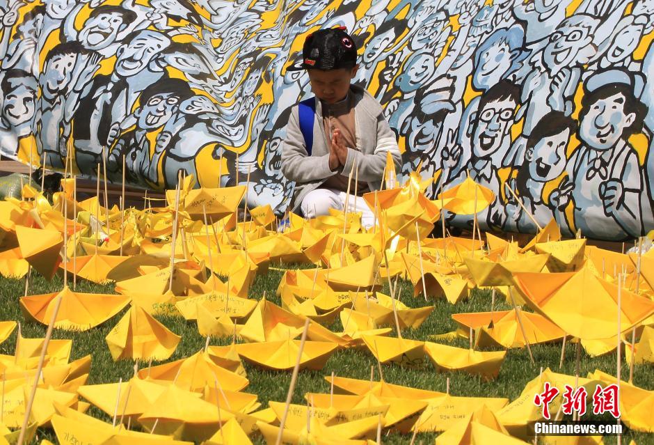 韓國(guó)民眾折紙船擺愛(ài)心 悼念客輪沉沒(méi)遇難者 韓國(guó)民眾折紙船擺愛(ài)心 悼念客輪沉沒(méi)遇難者