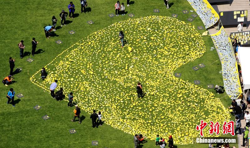 韓國(guó)民眾折紙船擺愛(ài)心 悼念客輪沉沒(méi)遇難者 韓國(guó)民眾折紙船擺愛(ài)心 悼念客輪沉沒(méi)遇難者