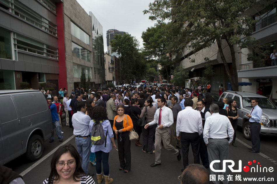 當(dāng)?shù)貢r(shí)間2014年5月8日，墨西哥墨西哥城，市民聚集在街道上。　圖片來(lái)源：Rebecca Black