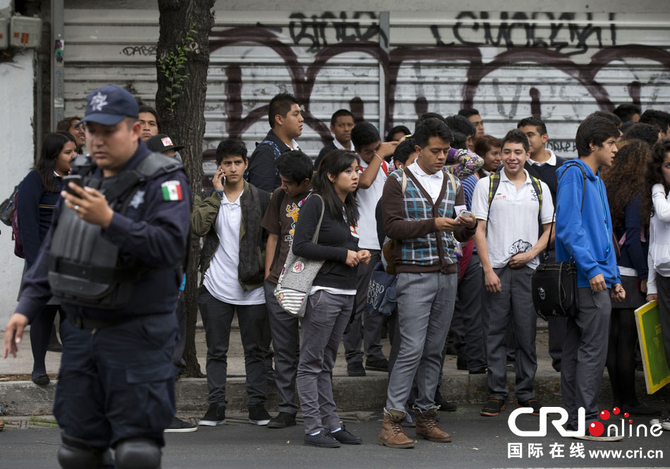 當(dāng)?shù)貢r(shí)間2014年5月8日，墨西哥墨西哥城，市民等在路邊等待道路重新開啟。