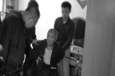 　向南夫被警方抓獲。