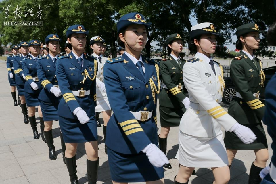 解放軍首批女儀仗兵亮相，90%以上擁有大專以上學(xué)歷，平均身高1.72米。圖為女兵儀仗隊。