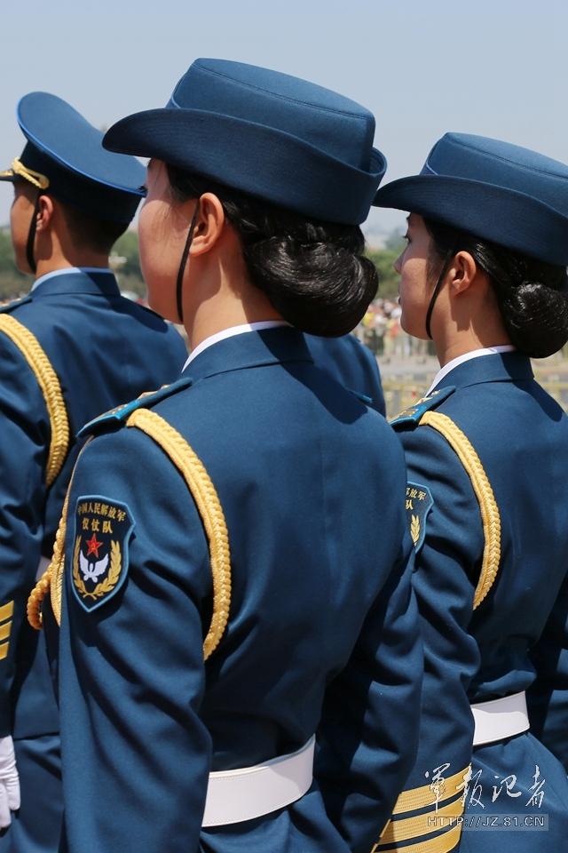 解放軍首批女儀仗兵亮相，90%以上擁有大專以上學(xué)歷，平均身高1.72米。圖為女兵儀仗隊。