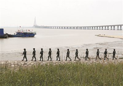 上海加強(qiáng)安保工作，警方在長(zhǎng)江沿岸巡邏