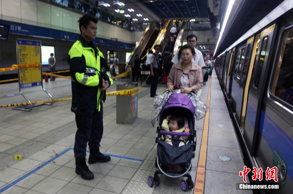 圖為新北市警察在現(xiàn)場(chǎng)勘查。中新社發(fā) 劉舒凌 攝