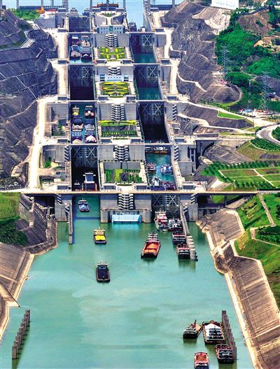 今年5月11日,三峽工程五級船閘,船只正在過閘。