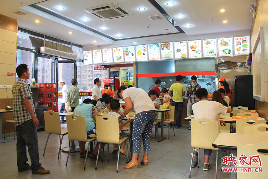 慶豐包子的金字招牌真不是蓋的,雖然店面還沒有正式營業(yè),已有許多食客慕名來吃包子。