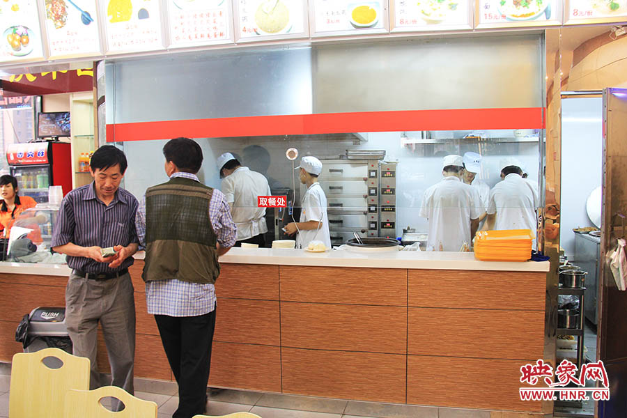 店面仍處于“試營業(yè)”狀態(tài),后廚的設備嶄新,看起來還算整潔。