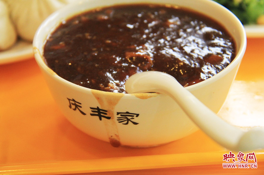 一碗炒肝,看上去也有滋有味。