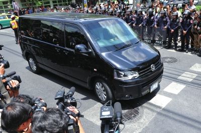 英拉向泰國(guó)軍方報(bào)到后被扣留。