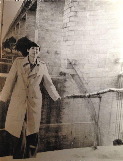 1995年，于英生在蚌埠淮河閘上留影。