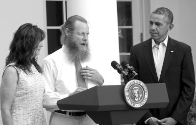 美國總統(tǒng)奧巴馬和伯格達(dá)爾的父母共同出席新聞發(fā)布會。圖/CFP