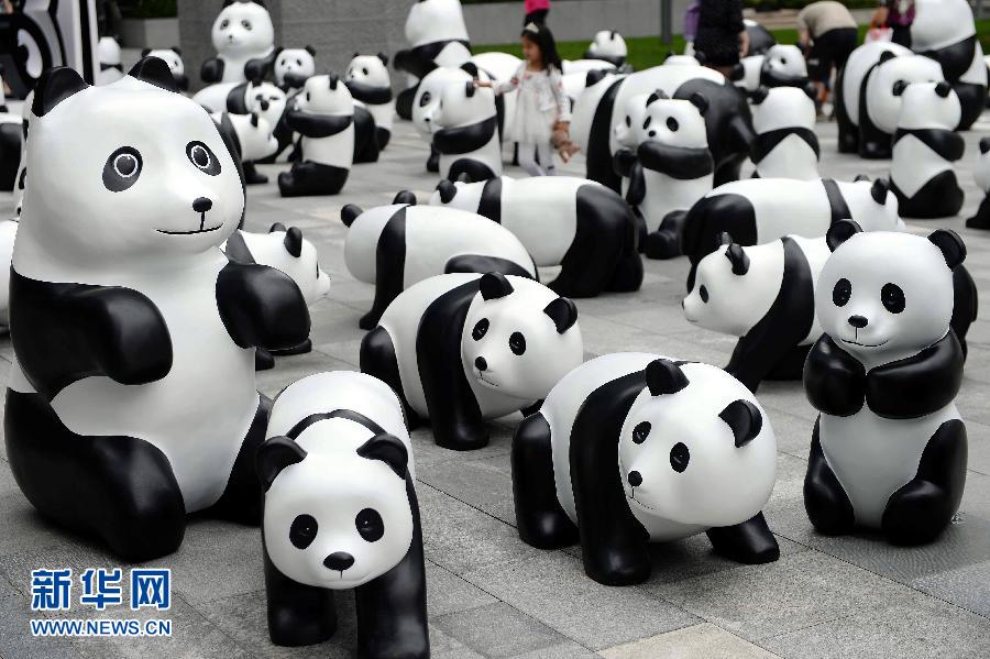 這是6月2日在上海靜安嘉里中心廣場拍攝的萌態(tài)百出的“熊貓”大軍。