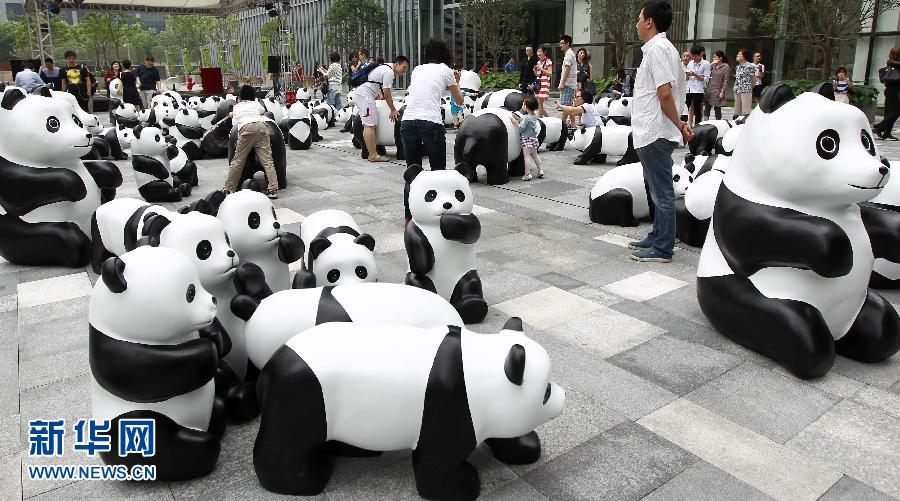 6月2日在上海街頭拍攝的大熊貓模型。
