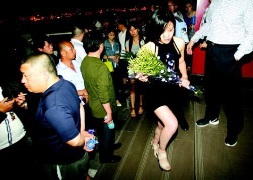 血案發(fā)生幾天來(lái)，很多招遠(yuǎn)市民自發(fā)送來(lái)鮮花，悼念逝者。本報(bào)記者趙金陽(yáng)見(jiàn)習(xí)記者呂奇攝