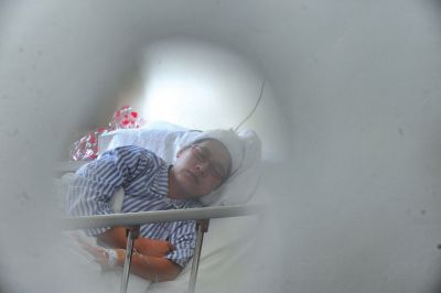 　6月3日，被打的值班醫(yī)生在病房接受治療。新華社發(fā)