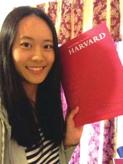 一米七二的身高，小麥色的皮膚，長發(fā)近乎及腰，灰色的連衣裙，當(dāng)“美范兒”十足的張媛琦出現(xiàn)在記者面前時(shí)，記者很難想象如此成熟的她才只有19歲。