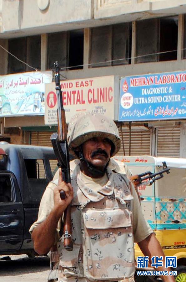 6月10日，在巴基斯坦南部城市卡拉奇真納國(guó)際機(jī)場(chǎng)附近，安全人員在街頭警戒。