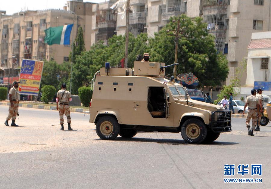 6月10日，在巴基斯坦南部城市卡拉奇真納國(guó)際機(jī)場(chǎng)附近，安全人員在街頭警戒。