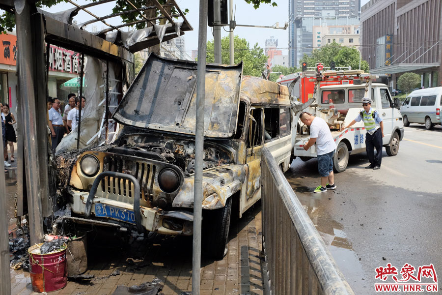 吉普車燒毀嚴(yán)重，基本報(bào)廢。
