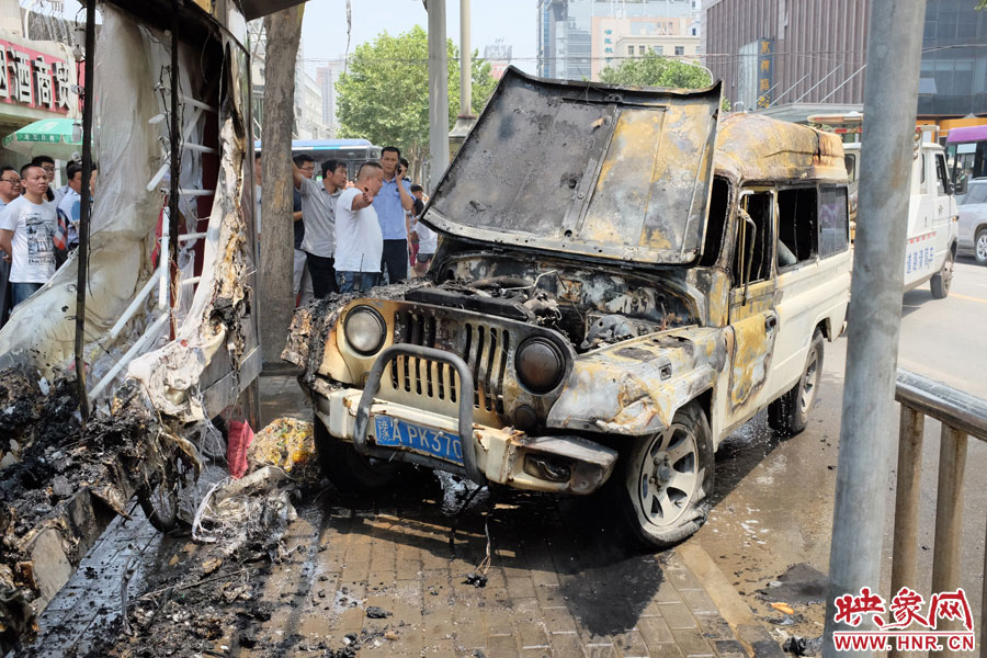 火災(zāi)撲滅后，交警部門將車進(jìn)行拖離。