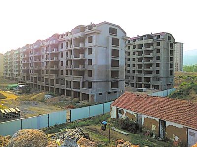 住宅樓的外立面還未裝修，但據(jù)售樓處工作人員介紹，第一批開盤已經(jīng)賣掉了99套。