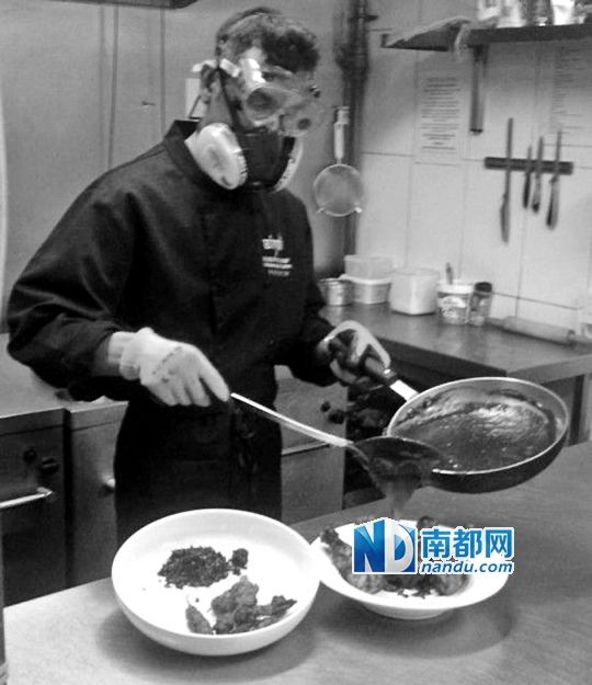 廚師在烹制最辣雞腿醬時(shí)要戴“防辣”面罩。