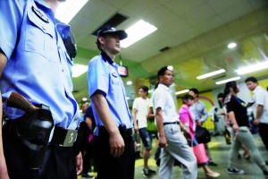 地鐵內(nèi),攜槍巡邏。