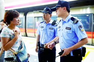 地鐵內(nèi),遇到群眾求助。