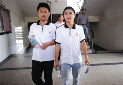 昨日下午5時,江西宜春“奪刀少年”柳艷兵和易政勇順利完成單獨高考,走出考場。