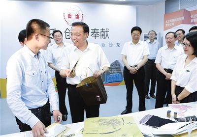 李克強視察高鐵工地：鐵路建設(shè)要追求社會效益