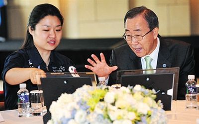 2008年7月，聯(lián)合國(guó)秘書(shū)長(zhǎng)回到韓國(guó)時(shí)，特意會(huì)見(jiàn)李炤燕。