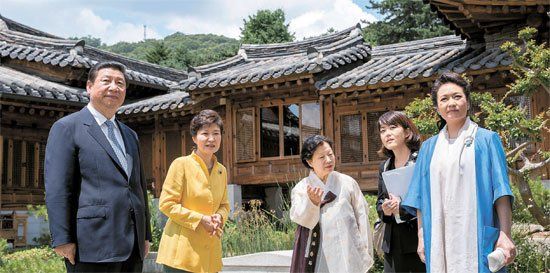 照片中左起分別是習(xí)近平、樸槿惠、家具博物館館長鄭美淑(音)、隨同翻譯、彭麗媛。